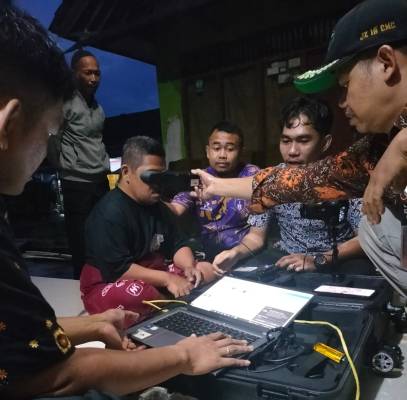 Lagi Tim Disdukcapil Ciamis Tembus Hujan Badai dan Medan Licin Hingga Malam Demi Layani Lansia dan Disabilitas Mental di Dua Desa