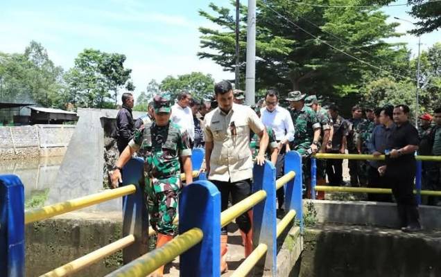 Wabub Ali Syakieb Meninjau Pembersihan Sampah di Sungai Citarum