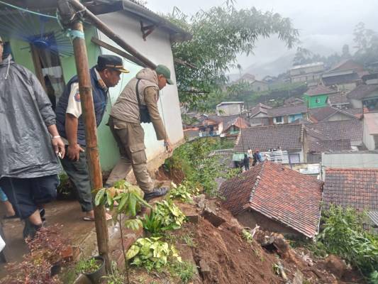 Longsor di Pangalengan : Tiga Rumah Rusak, 20 Jiwa Terdampak