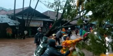 Hujan Deras Disertai Angin Kencang, Sejumlah Desa di Kecamatan Ciparay Diterjang Banjir dan Beberapa Pohon Tumbang