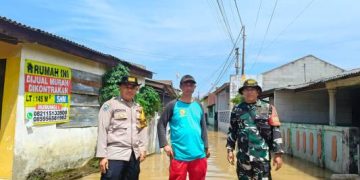 Babinsa Desa Sumbersari Koramil 2408 Ciparay Terjun Lakukan Monitoring Genangan Banjir
