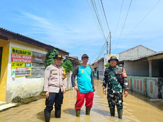 Babinsa Desa Sumbersari Koramil 2408 Ciparay Terjun Lakukan Monitoring Genangan Banjir