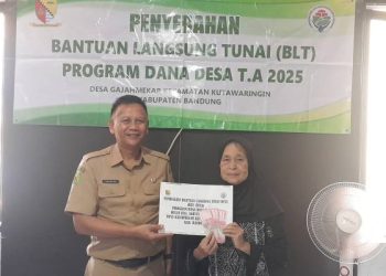 Hari Ini Puluhan Warga Desa Gajahmekar Kutawaringin Terima BLT Dana Desa