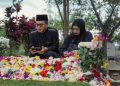 Bupati Bandung Dadang Supriatna dan istri berdoa di makam Direktur Utama BJB, Yusuf Saadudin.