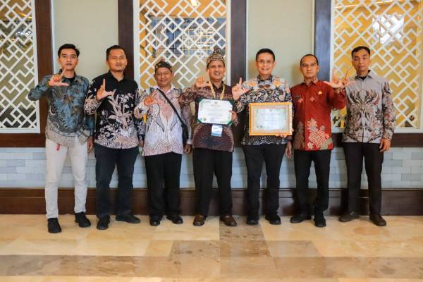 Foto: Kepala DPUPRP Ciamis, Taufik Gumelar mewakili Bupati Ciamis Herdiat Sunarya menerima penghargaan pembina proklim 