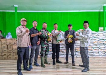 Babinsa dan Bhabinkamtibmas Dampingi Penyaluran Bantuan Pangan di Desa Manggungharja