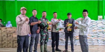 Babinsa dan Bhabinkamtibmas Dampingi Penyaluran Bantuan Pangan di Desa Manggungharja