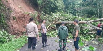 Respon Cepat Polisi Di Purwakarta Lakukan Penanganan Longsor Tutupi Jalan