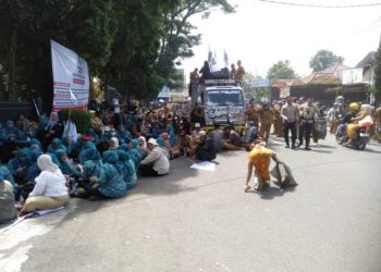 Ribuan Massa Dari Unsur Kades, Perangkat dan Lembaga Desa di Garut Lakukan Unjuk Rasa