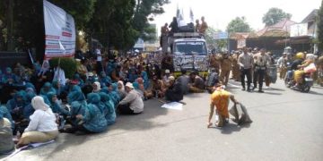 Ribuan Massa Dari Unsur Kades, Perangkat dan Lembaga Desa di Garut Lakukan Unjuk Rasa