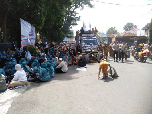 Ribuan Massa Dari Unsur Kades, Perangkat dan Lembaga Desa di Garut Lakukan Unjuk Rasa