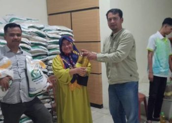 Pemdes Cipeujeuh Salurkan Bantuan Beras dan Minyak Goreng Kepada 543 KPM