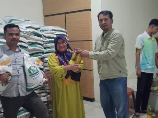 Pemdes Cipeujeuh Salurkan Bantuan Beras dan Minyak Goreng Kepada 543 KPM