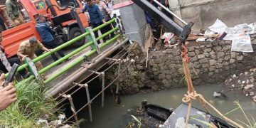 Sempat Tak Diketahui Posisinya Usai Terseret Arus Evakuasi 1 Unit Mobil  Kijang Bajul Alami Kesulitan