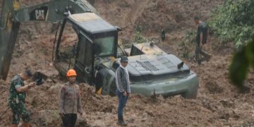 Dua Hari Pencarian Korban Tertimbun Longsor Arjasari Belum Ditemukan  Bupati Turun Langsung Ikut Mencari