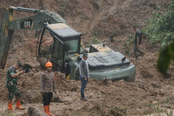 Dua Hari Pencarian Korban Tertimbun Longsor Arjasari Belum Ditemukan Bupati Turun Langsung Ikut Mencari