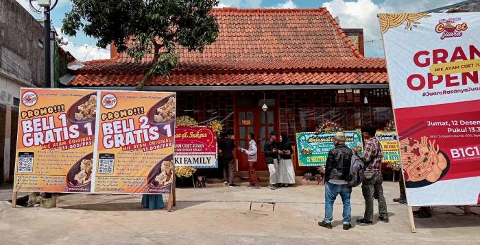 Pernah Makan Mie Ayam Disajikan Dalam Coet? Rasakan Sensasi Kenikmatannya di Kedai Mie Ayam Coet Juara
