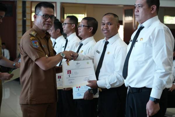 Serahkan 1.200 PPPK Sertifikat Orientasi, Bupati Bandung Tegaskan Bangun ASN Berkarakter dan Berintegritas