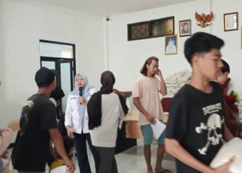 534 Warga Desa Cangkuang Wetan Terdampak Banjir Terima Bantuan Beras 5 Kg, Warga : Inginnya Perbaikan Jalan Agar Tidak Banjir