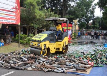 Wujud Nyata Komitmen Jaga Kamtibmas Jelang Operasi Lilin Lodaya 2025, Polres Subang Musnahkan 16.000 Miras dan 520 Knalpot Brong
