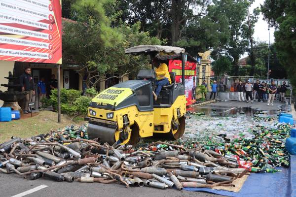 Wujud Nyata Komitmen Jaga Kamtibmas Jelang Operasi Lilin Lodaya 2025, Polres Subang Musnahkan 16.000 Miras dan 520 Knalpot Brong