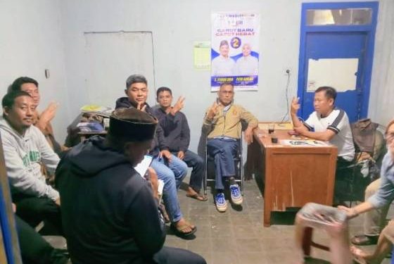 Yadi (tengah) saat berkumpul sebagai tim sukses Syakur-Putri. (Foto Istimewa)