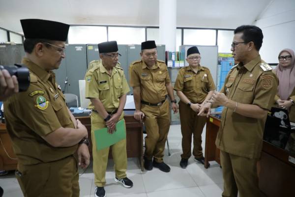 Sidak Awal Tahun ke Disdik, Bupati Bandung Dorong Budaya Disiplin dan Lingkungan Sekolah Humanis