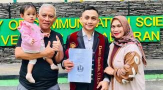 Beres Raih S.I.Kom di UNPAD Dalang Khanha Ingin Terus Lestarikan dan Kembangkan Wayang Golek