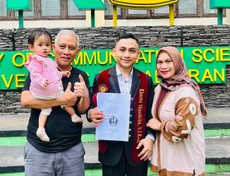 Beres Raih S.I.Kom di UNPAD Dalang Khanha Ingin Terus Lestarikan dan Kembangkan Wayang Golek