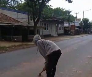 Bentuk Tanggung Jawab Pihak Galian Tanah  Bersihkan Tanah Di jalan Raya yang Terlewati