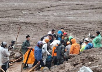 Personel Polda Jabar Gerak Cepat Bantu Evakuasi korban Tanah Longsor dan Banjir Bandang Yang Terjang Desa Pasirlangu Cisarua Kab. Bandung Barat