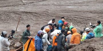 Personel Polda Jabar Gerak Cepat Bantu Evakuasi korban Tanah Longsor dan Banjir Bandang Yang Terjang Desa Pasirlangu Cisarua Kab. Bandung Barat