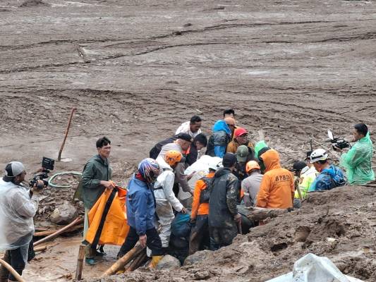 Personel Polda Jabar Gerak Cepat Bantu Evakuasi korban Tanah Longsor dan Banjir Bandang Yang Terjang Desa Pasirlangu Cisarua Kab. Bandung Barat