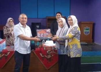 Layanan Posyandu Makin Modern, Asep Rahmat Salurkan Laptop dan Printer ke Desa Jelat 