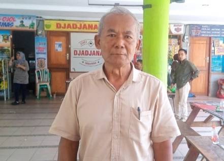 Foto: Sambas salah seorang pedagang di Taman Lokasana asaat di wawancara sesuai sosialisasi pemasangan gate parkir 