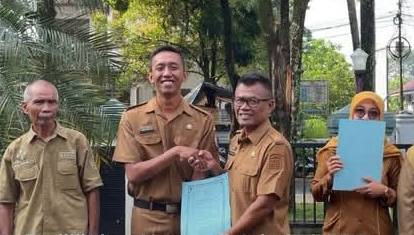 Foto : Firdaus Fadillah raih penghargaan admin UPTD kinerja terbaik Desember 2025 