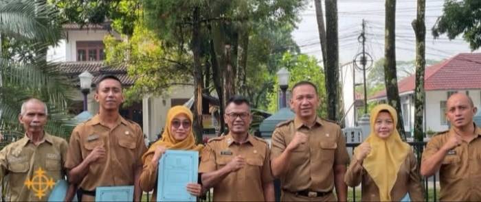 Foto : para juara dari 5 kategori berfoto bersama 