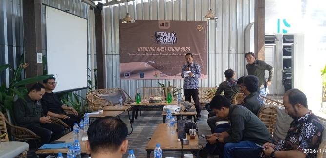 Foto : kadiskominfo Enda mewakili Bupati Ciamis memberikan sambutan pada pembukaan Talkshow jurnalisme IJTI Korda Galuh Raya di Hollow Cafe Kamis (08/01/2026)