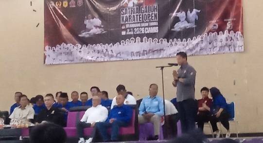 Foto : Ketua BKC Ciamis , Rd. Ega Anggara Al-Kautsar membuka satria Galuh karate open 2026 