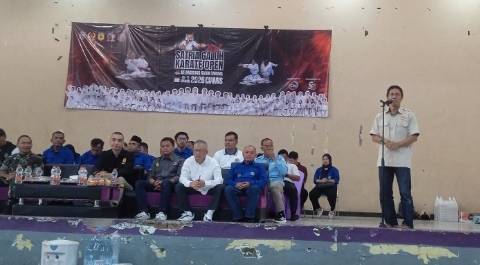 Foto : Ketua KONI Kabupaten Ciamis, Endang Sutrisna memberikan sambutan dalam pembukaan  satria Galuh karate open 2026 