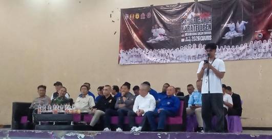 Foto : Ketua Panitia Pelaksana Satria Galuh Karate Open 2026 Ahdiat saat memberikan laporan 