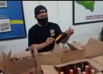 Gaspol ! Momen Pergantian Tahun Baru 2026, Satpol PP Garut Sita Ratusan Botol Miras