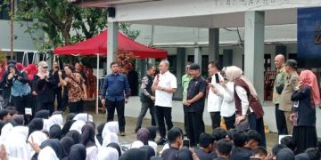 Menko Zulhas dan Bupati Bandung Sosialisasikan Program MBG ke Siswa SMA/SMK