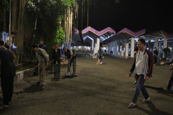 Gotong Royong Jadi Identitas Ciamis, ASN Turun Langsung Bersihkan Ruang Publik di Malam Hari