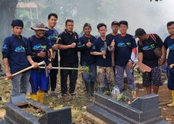 PMY NET Dan Karang Taruna Desa Parigimulya Adakan  Kerja Bakti Bersihkan Makam