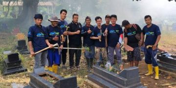 PMY NET Dan Karang Taruna Desa Parigimulya Adakan  Kerja Bakti Bersihkan Makam