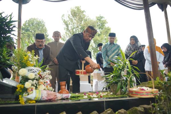 Bupati Garut Ziarah ke Makam Bupati Terdahulu