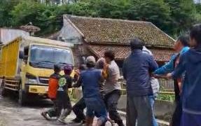 Satu Unit Truk Pengangkut Pasir Terperosok di Jembatan Yang Terputus