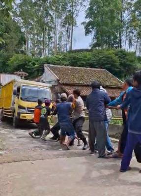 Satu Unit Truk Pengangkut Pasir Terperosok di Jembatan Yang Terputus
