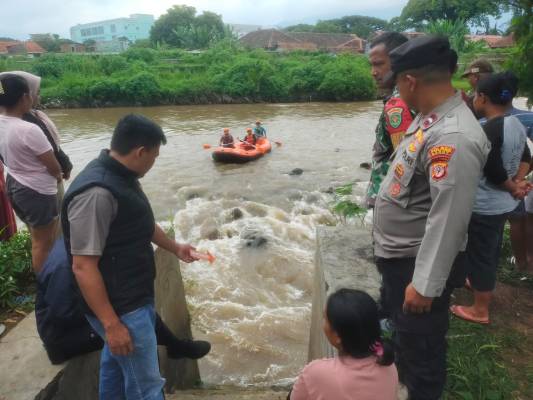 Polsek Garut Kota Lakukan Pencarian Bocah Hanyut di Sungai Cimanuk